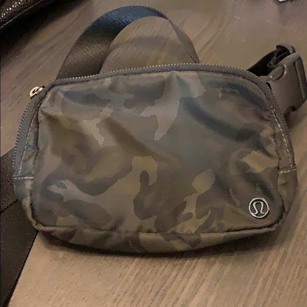 Camp Lululemon fannypack never worn!